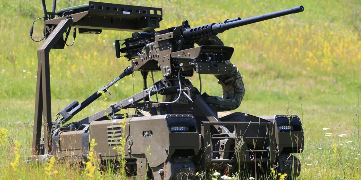 watchtheworldhh's tweet card. Eine bewaffnete Bodendrohne hat eine wichtige Kreuzung erfolgreich gegen russische Angriffe verteidigt. Das Waffensystem wird jetzt erweitert