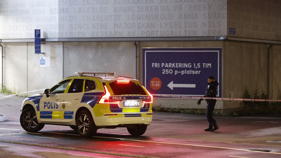 franceinfo's tweet card. Cette réforme, présentée le 27 octobre 2025, vise à combattre les gangs de narcotrafiquants qui recrutent des adolescents particulièrement jeunes, notamment via les réseaux sociaux.