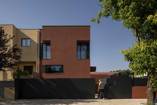 ProjectosUtopia's tweet card. Construído na 2025 na Porto, Portugal. Imagens do Pedro Machado Photographer. O local e o conceito. O lote consistia num pequeno terreno localizado num bairro de casas unifamilares na cidade do...