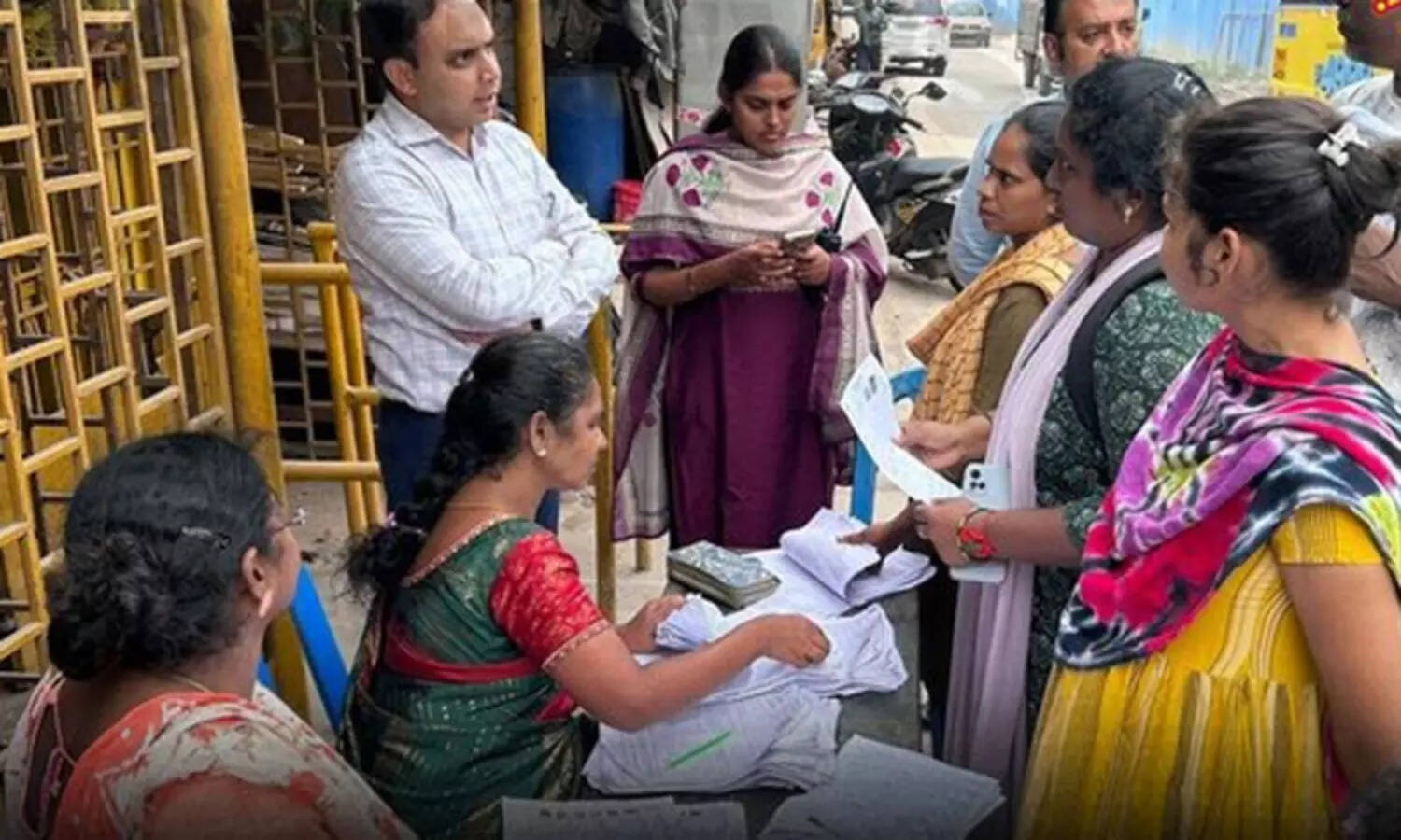 toptamilnews's tweet card. வாக்காளர் பட்டியல் சிறப்பு தீவிர திருத்தப் பணிகள் (எஸ்.ஐ.ஆர்.) நடைபெற்று வருகிறது. இந்த பணிக்காக தமிழக தேர்தல் ஆணையம் தமிழகம் முழுவதும் சுமார் 77 ஆயிரம் அரசுப்