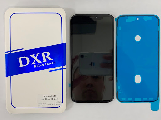 iPhonefixedcouk's tweet card. This week's offer: First to have his/her iPhone XR screen fixed get £5 discount.