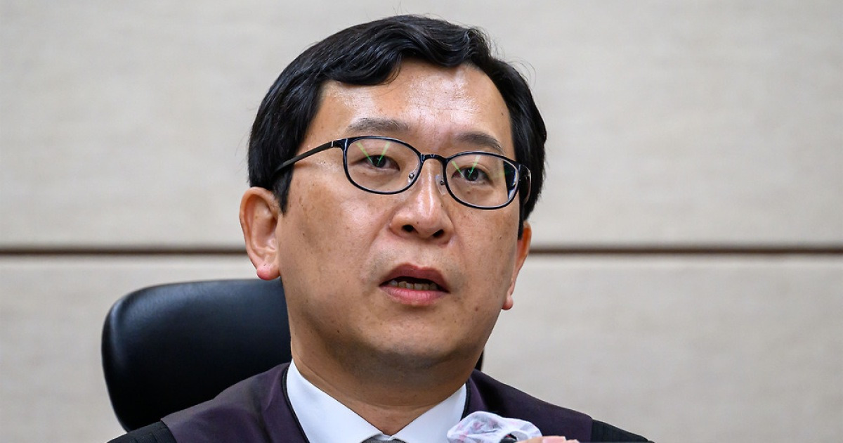 phainomena01's tweet card. [김종훈 기자] ▲  이진관 부장판사가 지난 9월 30일 서울 서초구 서울중앙지법에서 열린 한덕수 전 국무총리 내란 우두머리 방조 및 위증 등 혐의 사건 첫 재판을 심리하고 있다.ⓒ 사진공동취재단"감치한다." 한덕수 전 국무총리의 내란 혐의 공판에서 김용현 전 국방부 장관 측 변호인단이 법정 질서를 위반해 감치 명령을 받았다. 법원은 재판부의 감치 명령 후