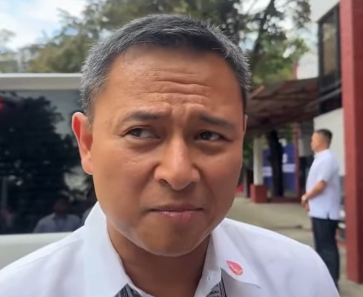 nimfaravelo's tweet card. Education Secretary Sonny Angara on Wednesday dismissed suggestions that he should step down from his post after he was linked to the kickbacks derived from fund insertions during his time as chair...