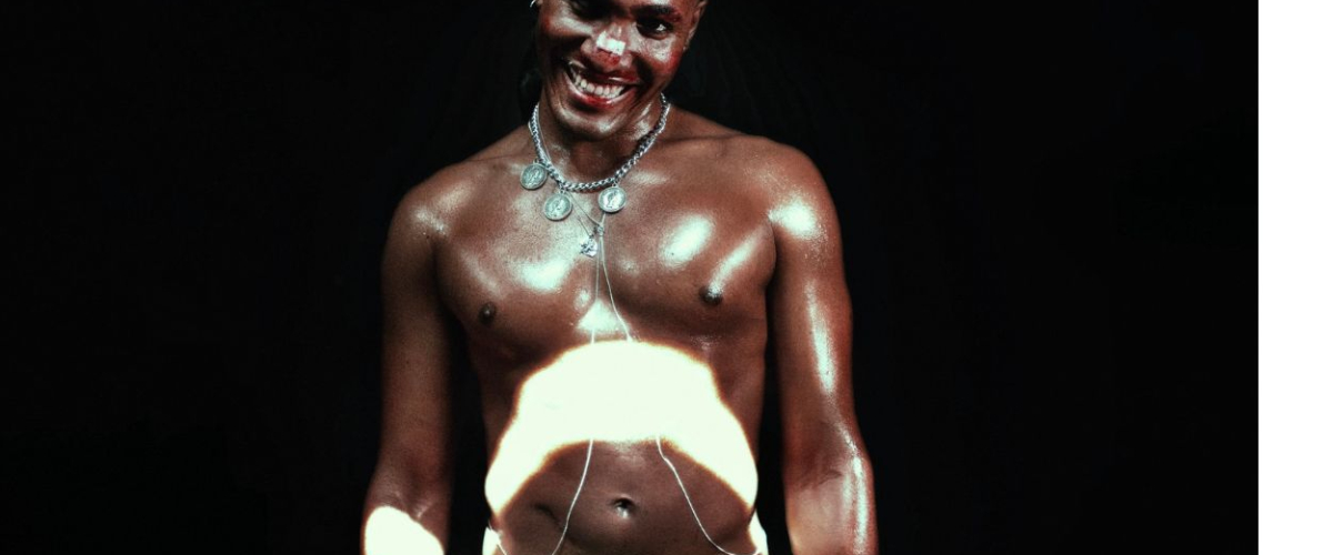 El_Plural's tweet card. Pillar a Marlon Collins al principio de su carrera es casi un regalo. Su nuevo EP debut es rompedor y su proceso creativo, aún más