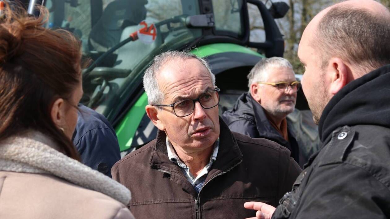 MathieuCharrie's tweet card. Une centaine d’agriculteurs de la Mayenne ont apporté leur soutien à un confrère âgé de 63 ans. Deux ans après avoir cédé son élevage laitier, Patrice Garanger ne profite toujours pas de sa retraite....