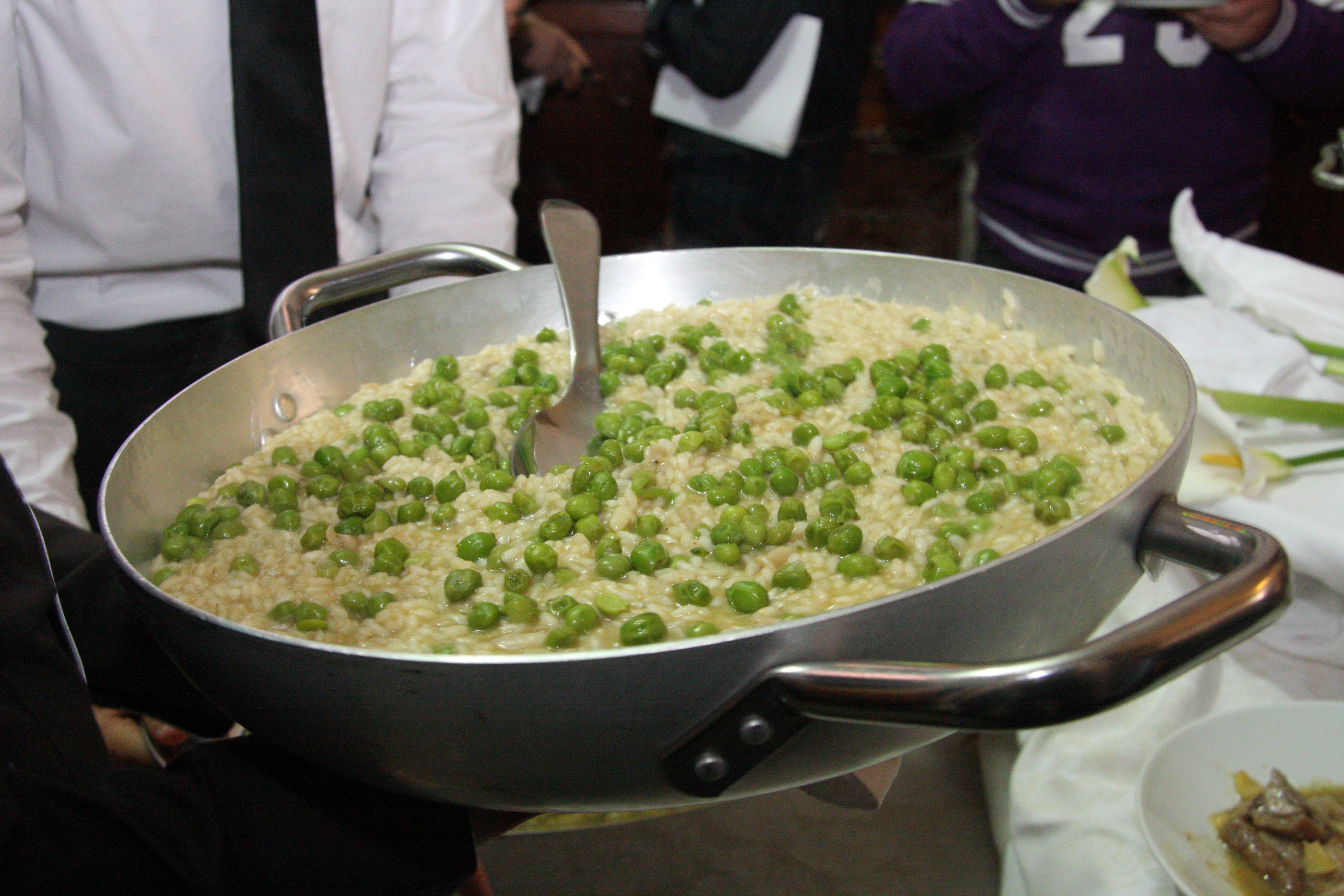 ProLocoBaone's tweet card. Uno dei piatti più celebri della tradizione culinaria veneta è il risotto con i piselli. Ma che non vi senta nessuno: in Veneto il piatto si chiama “risi e bisi”, punto. Fra storia e leggenda...