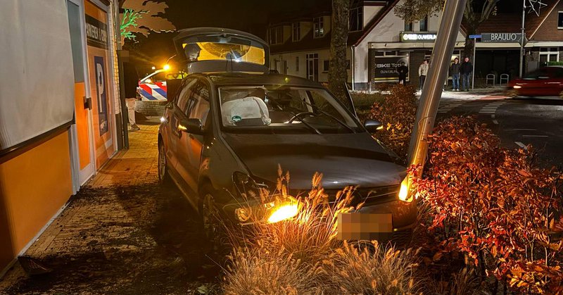 Automobilist botst tegen lantaarnpaal