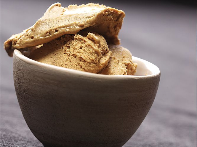 PointMeBlog's tweet card. Discover the surprising connection between Mongolia and the origins of ice cream, along with tips for culinary travel adventures.