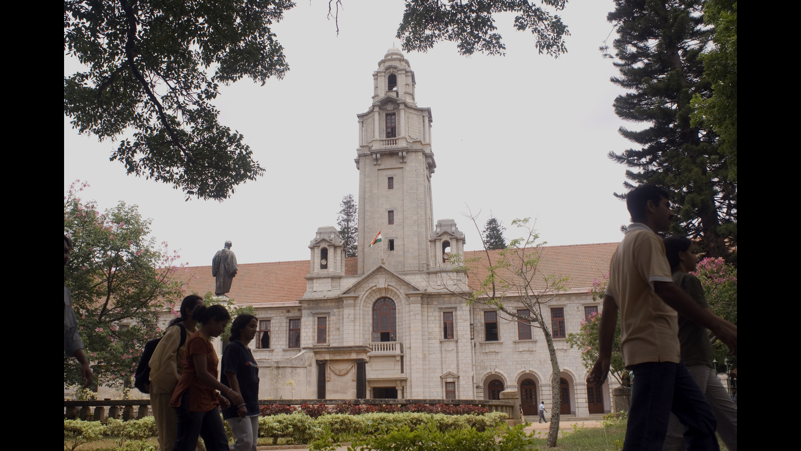 mnwsth's tweet card. IISc's new attendance policy requires MTech and PhD students to log 50-80 hours weekly in labs, sparking health and privacy concerns among students.