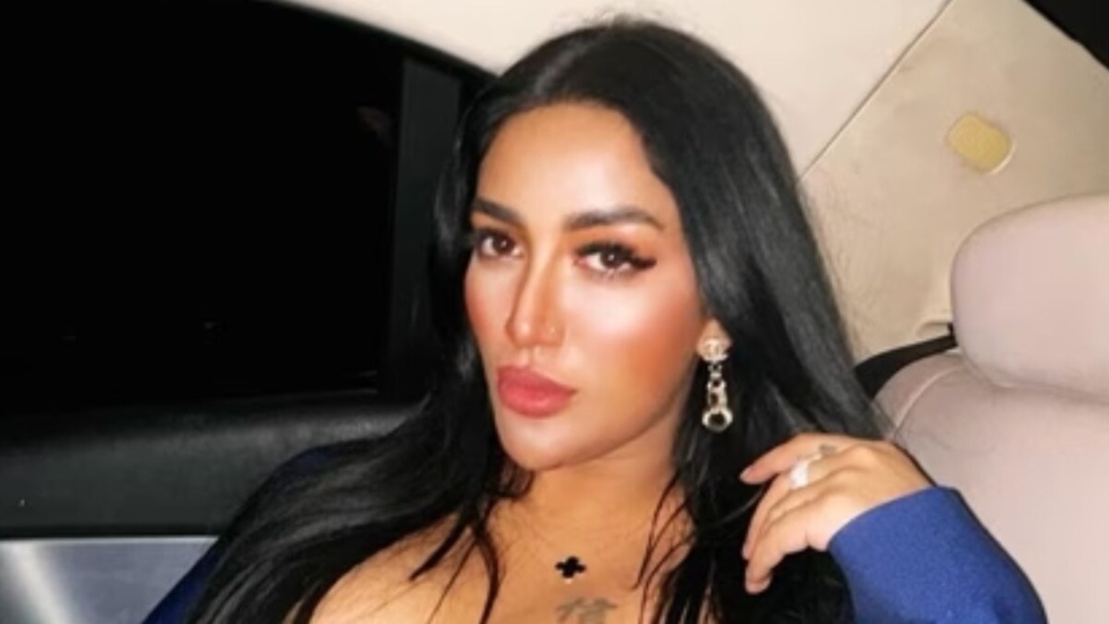 Live_Hindustan's tweet card. Imsha Rehman Viral Video: मथिरा से पहले कथित तौर पर इम्शा रहमान के वीडियो भी वायरल होने की खबरें सामने आई थीं, जिनमें वह आपत्तिजनक स्थिति में हैं। इसके चलते उन्हें सोशल मीडिया यूजर्स की काफी आलोचना...