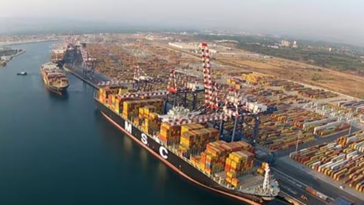 djpaul_incazza's tweet card. Il record grazie al traffico dei container e ai fondali che permettono l’attracco ai giganti del mare. Negli anni ’70 «bruciò» 1.000 miliardi, poi la rinascita. Come ha reagito la ’ndrangheta