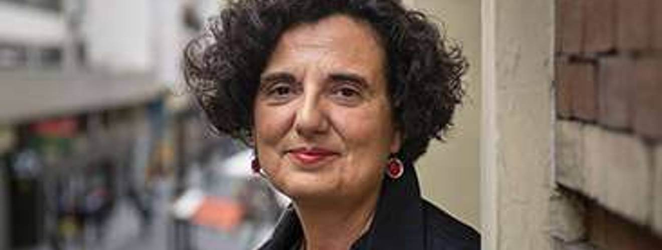 begonyamezquita's tweet card. Berta Piñán, Como la piel al sol de una lagartija. Hoja de lata, Gijón, 2025 Quan en un dacsar que s’estén darrere un mur proper a la vila asturiana de La Llosa apareix el cadàver d’una dona sense...