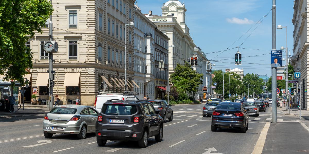 michelreimon's tweet card. Hinter dem Wiener Rathaus wird auf Hochtouren an der neuen U-Bahn gebaut. Das ist für die Zweierlinie eine Jahrhundertchance. Sie könnte umfassend umgestaltet und begrünt werden