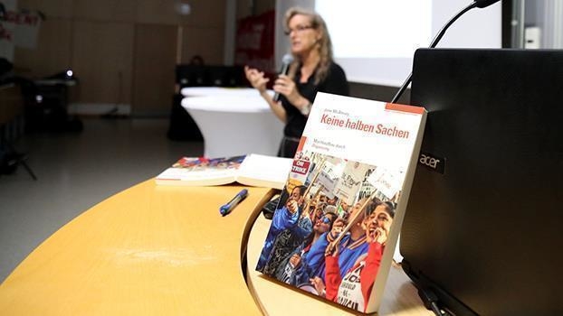 LaborForBernie's tweet card. Online Lecture mit Jane McAlevey