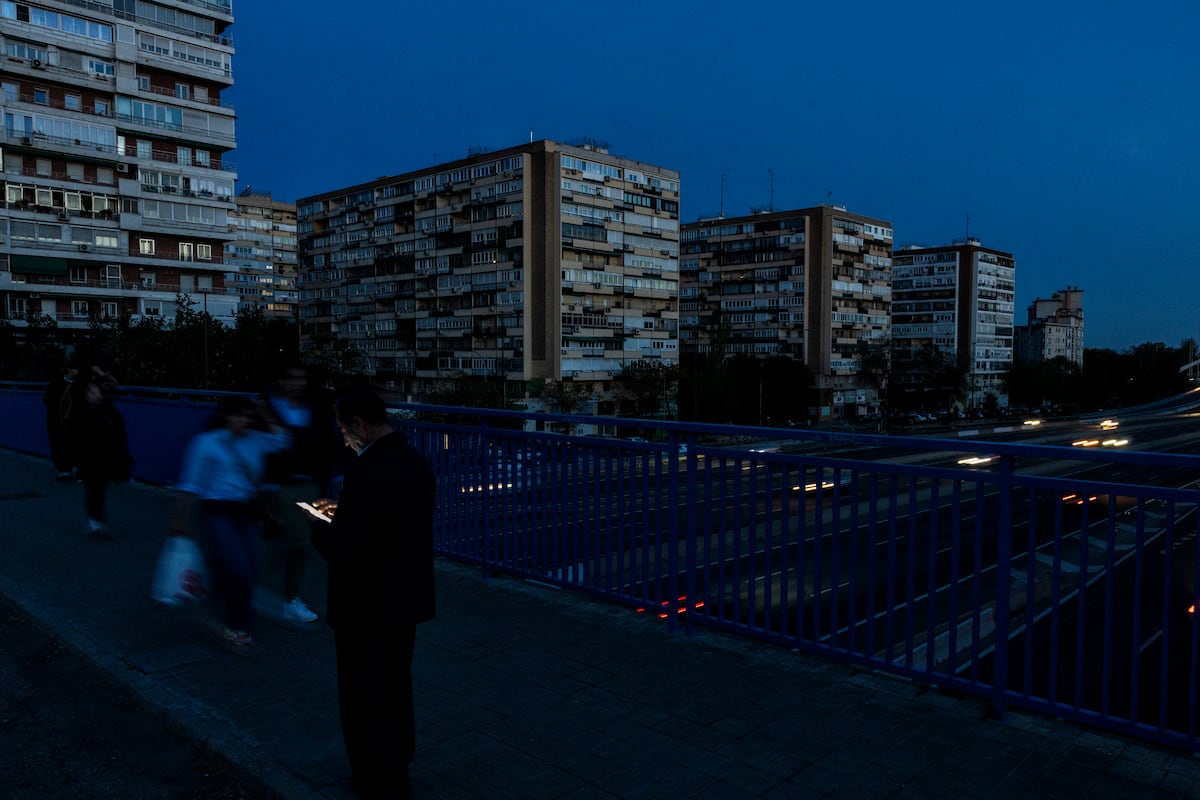 MathildeGracia's tweet card. El corte ha obligado a interrumpir todo el tráfico ferroviario, ha afectado al tráfico aéreo, ha provocado cortes en los transportes públicos y en muchas zonas se han apagado incluso los semáforos