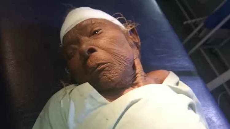 aajtak's tweet card. एक बेटा अधिकारी दूसरा नेता, सड़कों पर पड़ी मिली बूढ़ी मां, सिर पर पड़े कीड़े