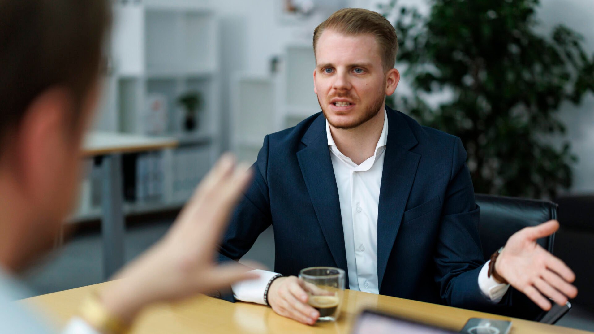 maxklinec's tweet card. Nach der CDU entwickelt nun auch die SPD eine eigene Strategie zum Umgang mit der AfD. Unter Leitung von Generalsekretär Tim Klüssendorf soll das Konzept vor allem auf die Landtagswahlen 2026 in...