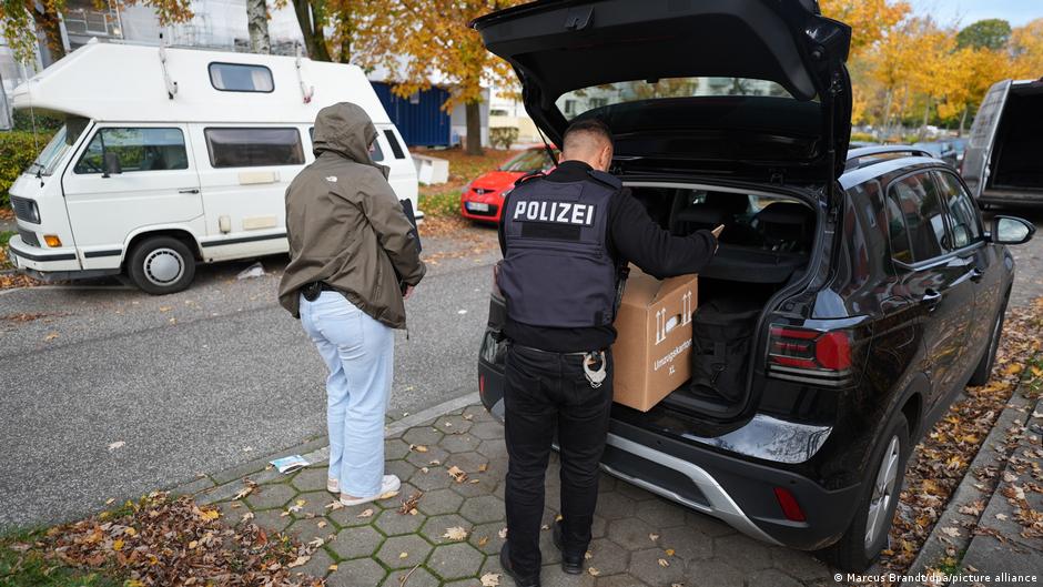 vvanwilgenburg's tweet card. The Interior Ministry has also searched the premises of other Islamist organizations in Hamburg, Berlin and Hesse. Meanwhile, the foreign minister has caused an uproar with comments on Syria. Follow...