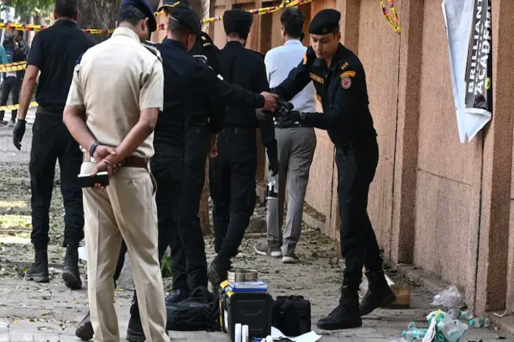 AwazTheVoiceUrd's tweet card. پھیپھڑے اور آنتیں بھی پھٹ گئیں، دہلی دھماکے کے متاثرین کی پوسٹ مارٹم رپورٹ