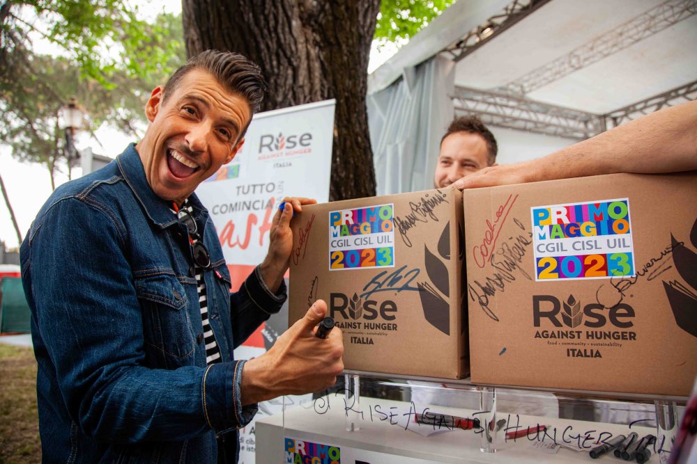 TParallelVision's tweet card. Primo Maggio e Rise Against Hunger insieme per i bambini dell’Africa “Tutto comincia da un pasto”: la Onlus, con il supporto degli artisti, garantirà a 250 bambini il diritto a una sana alimentazio...