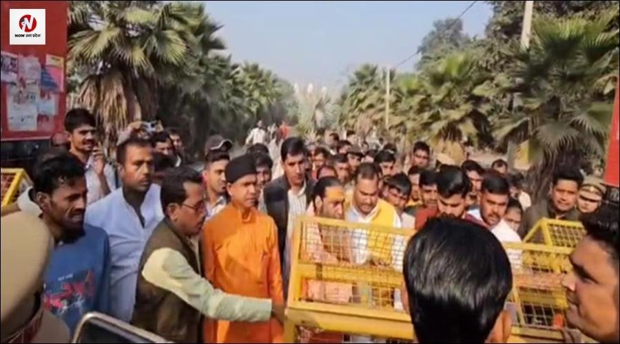 nowuttarpradesh's tweet card. संभल में जामा मस्जिद-हरिहर मंदिर विवाद ने फिर तूल पकड़ लिया है। यहां हिंदू धर्मगुरुओं ने पदयात्रा निकालने का एलान किया है। इसको लेकर लोग बुधवार को जुट...