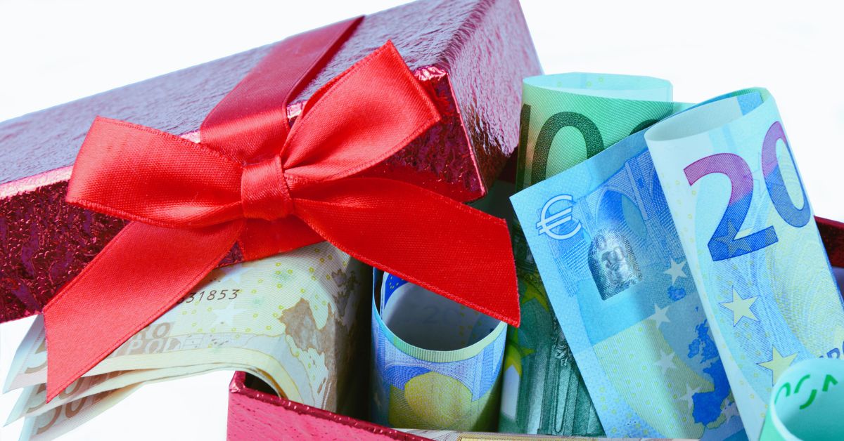 Data_doo's tweet card. Zimski regres oz. božičnica je bila potrjena. Državni zbor je sprejel zakon o izplačilu zimskega regresa. Izplačilo na račun do 18. decembra.