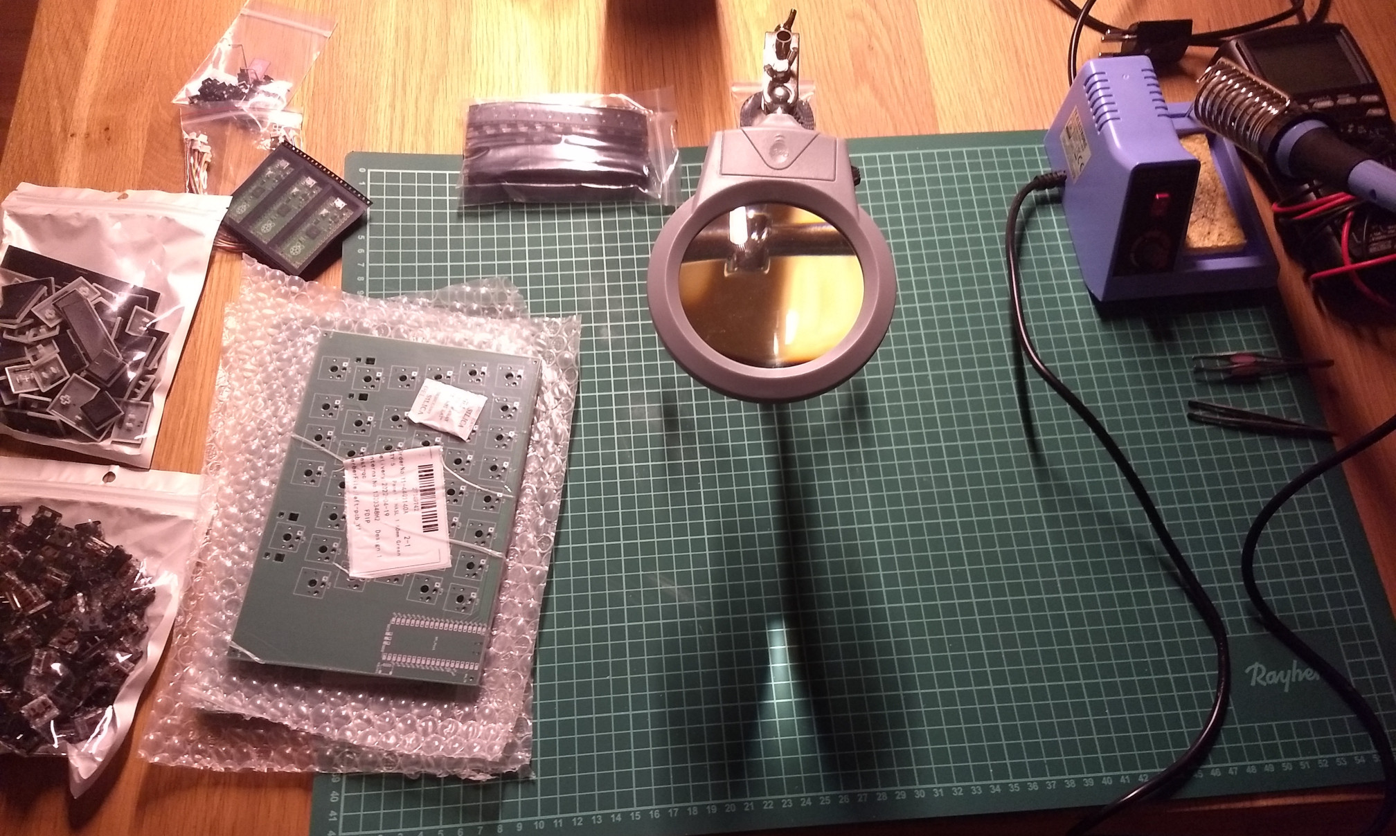 datacompboy's tweet card. В предыдущей части были заказаны для клавиатуры платы и все её детальки. Они, конечно же, все приехали и настало время смешать всё вместе и вдохнуть жизнь с помощью свежепротранслированной прошивки...