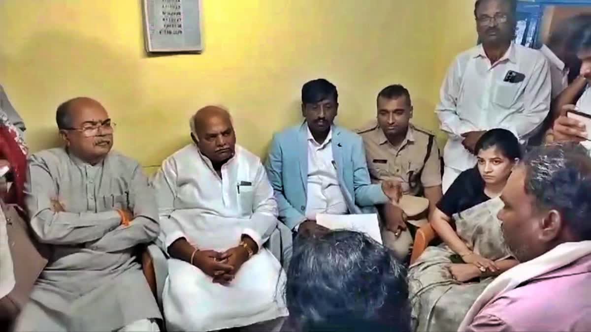 ETVBharatKA's tweet card. ಕೊಲೆಯಾದ ಸ್ವಾತಿ ಮನೆಗೆ ಹಾವೇರಿ ಜಿಲ್ಲಾ ಉಸ್ತುವಾರಿ ಶಿವಾನಂದ ಪಾಟೀಲ್ ಭೇಟಿ ನೀಡಿ ಕುಟುಂಬಸ್ಥರಿಗೆ ಸಾಂತ್ವನ ಹೇಳಿದ್ದಾರೆ.