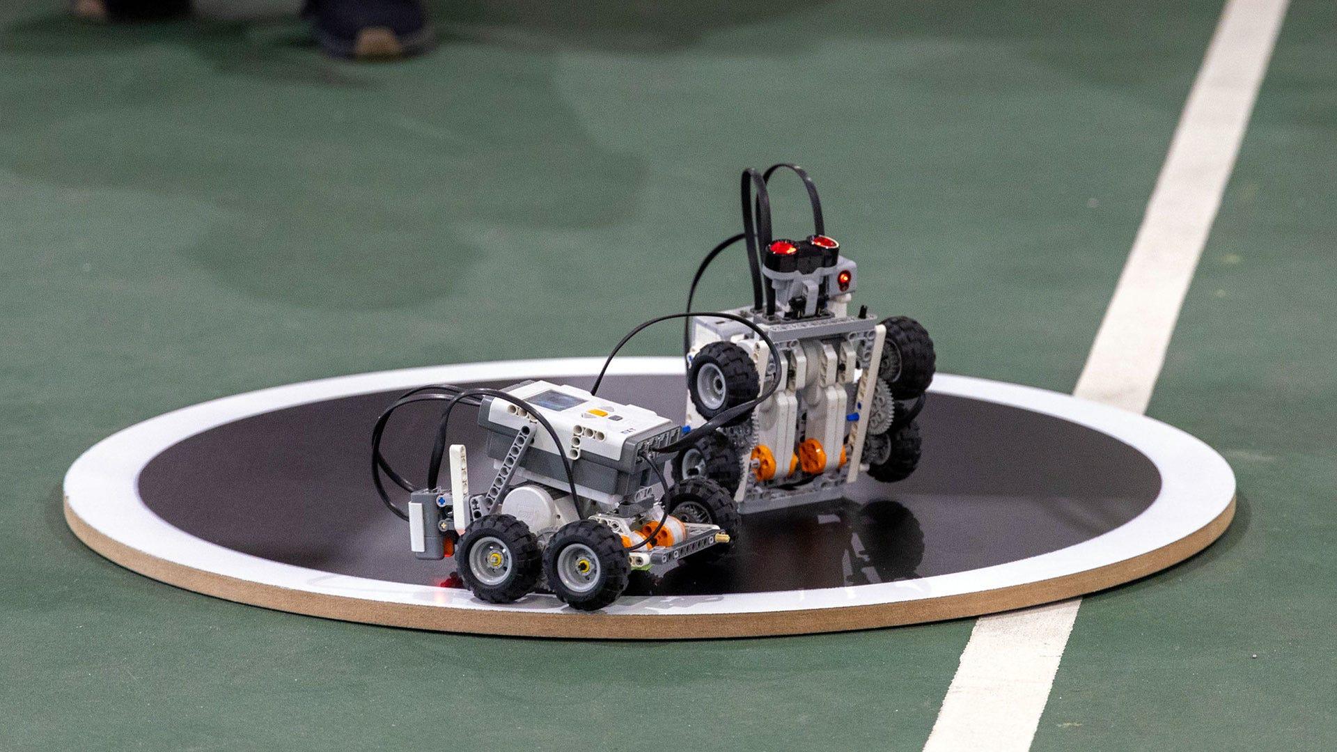 UniMontemorelos's tweet card. Robots, inteligencia artificial y retos innovadores destacan en el evento de la Facultad de Ingeniería y Tecnología, inspirando a las nuevas generaciones en el mundo de la tecnología.