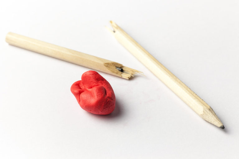 Materfad's tweet card. Material polimérico moldeable a temperatura ambiente que una vez curado aumenta su rigidez, aunque manteniendo cierta elasticidad.