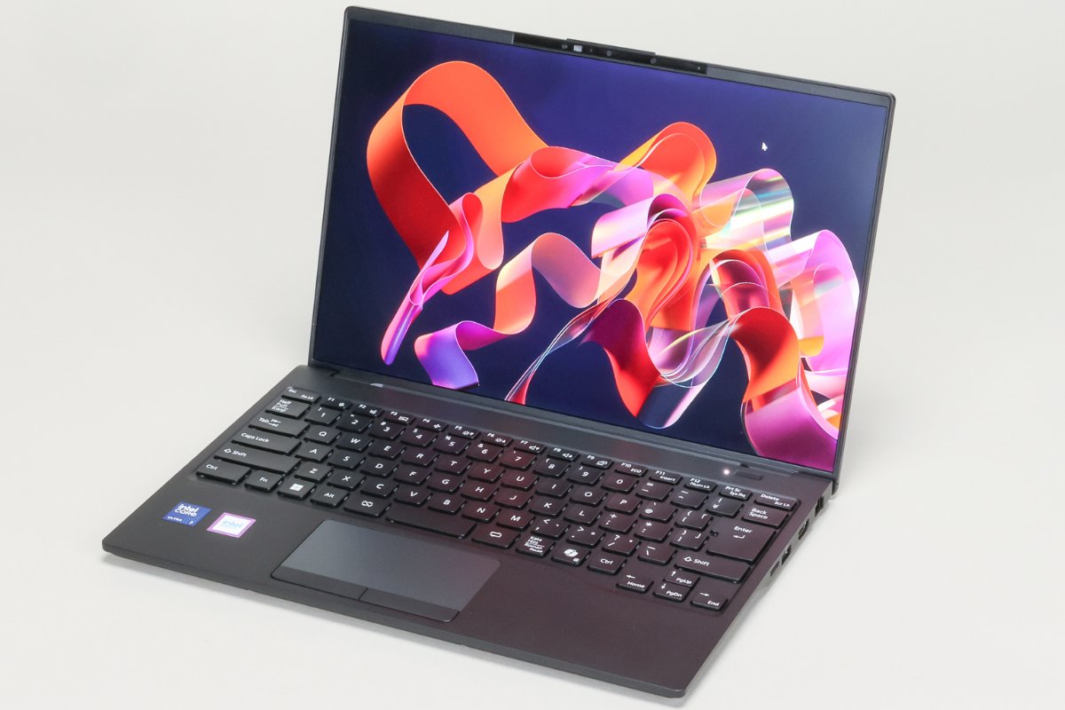 Dr_kirakiramie's tweet card. ここ数年、1kg前後のノートPCを使ってきて「いや、もうこれで十分軽いでしょ」と思っていた自分が、FMV Note Uシリーズの「UX-K3」を手に取った瞬間にその感覚がひっくり返されました。