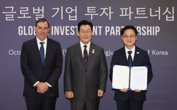 nocutnews's tweet card. 미국 아마존웹서비스(AWS) 등 글로벌 7개 기업이 우리나라에 5년간 90억달러(약 13조원)를 투자한다. 인공지능(AI), 반도체 등 정부가 중점적으로 육성하는 전략산업 분야의 투자가 대거 이뤄질 전망이다. 산업통상..