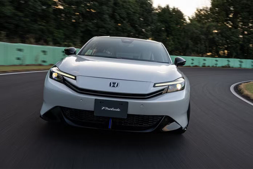 AutoNeuveMag's tweet card. La Honda Prelude revient sous une forme inédite : hybride, look sportif, et un tarif qui la rapproche (dangereusement) d’une Civic Type R. Alors, bon plan ou coup marketing nostalgique ?  Vous vous...