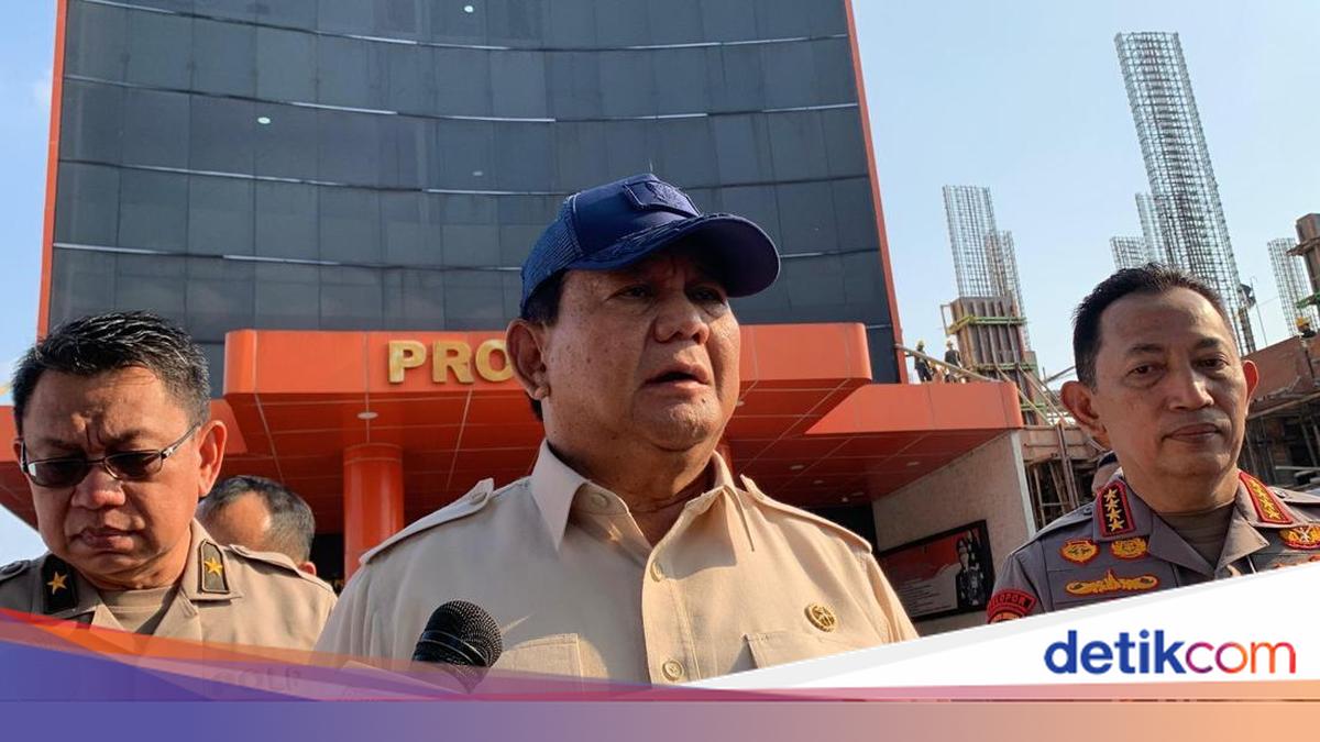 detikcom's tweet card. Presiden Prabowo Subianto menjenguk polisi cedera dan mendukung kenaikan pangkat luar biasa. Ia menegaskan perlindungan bagi demonstran yang damai.