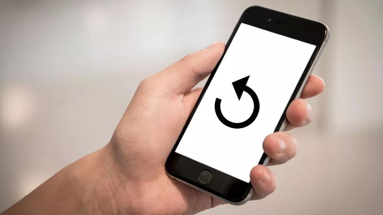 TV9Marathi's tweet card. स्मार्टफोनला नियमित रिस्टार्ट करणे अत्यंत महत्त्वाचे आहे. आठवड्यातून किमान एकदा फोन रिस्टार्ट केल्यास तुमच्या फोनची कार्यक्षमता सुधारते आणि त्याचे आयुष्य वाढते.