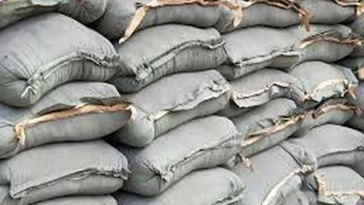 gurukmurthy's tweet card. Orient Cement stock shows strong momentum with potential to rise to ₹365-₹370, traders advised to go long at ₹328.