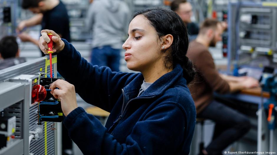 dw_chinese's tweet card. 联邦劳动部长日前宣布制定 "现代移民法"，促进外国技术工人移民。根据该法，德国将推出一种绿卡，取名 "机会卡"。相关法律预定今秋出台。