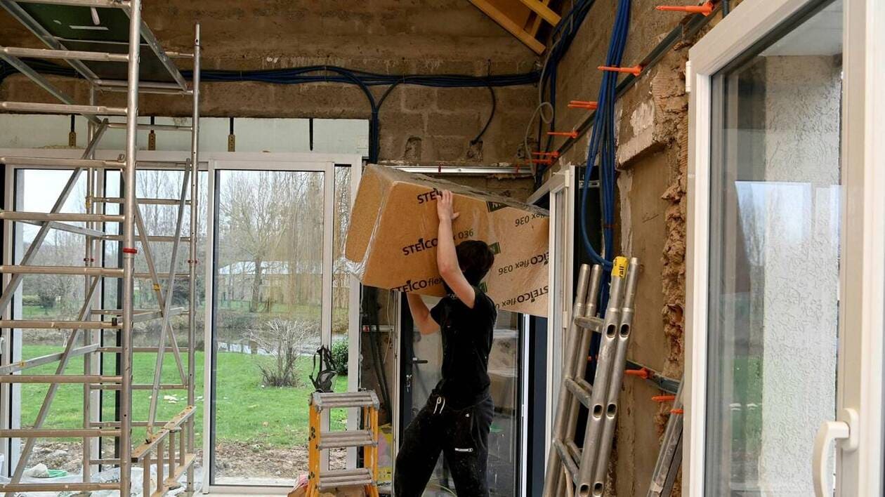 MiguelLima78's tweet card. L’outil de mesure de la performance énergétique des bâtiments est « inadapté au bâti ancien », tonne une association. Une loi prévoit de tenir compte des spécificités de ces logements construits...