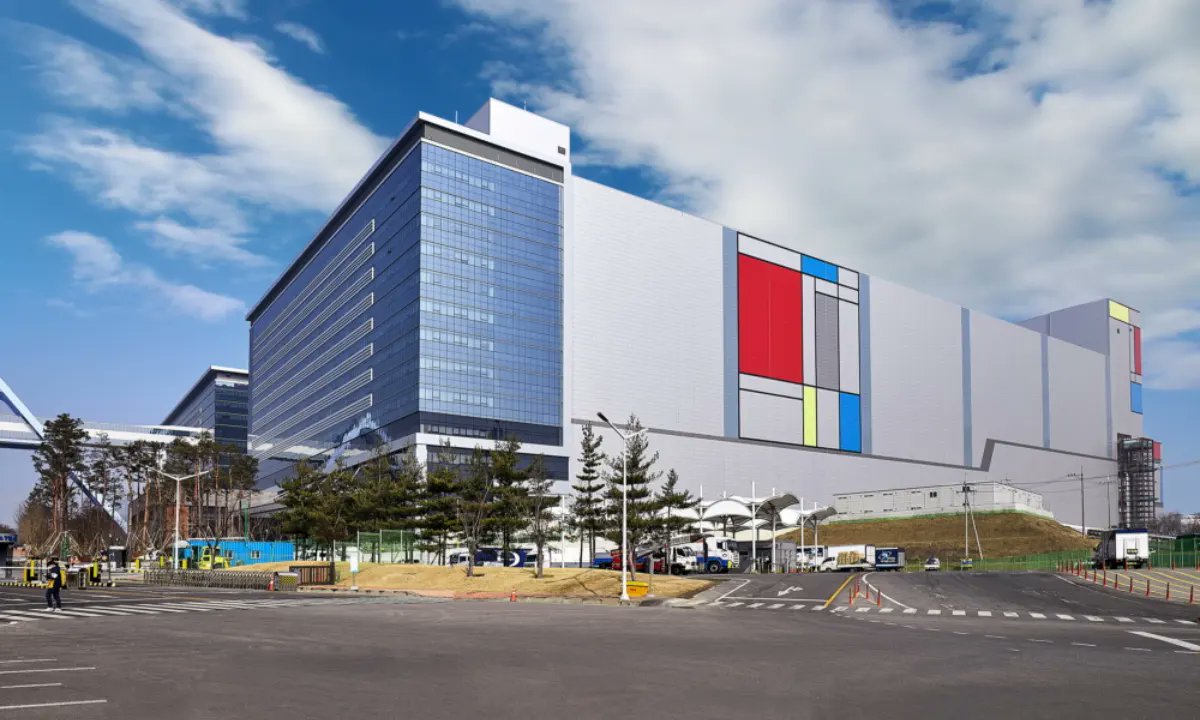 SamLoverBlog's tweet card. Samsung Foundry plans to increase its 2nm chip production next year, while the Galaxy Z Flip 8 is assumed to arrive with Snapdragon, on board.