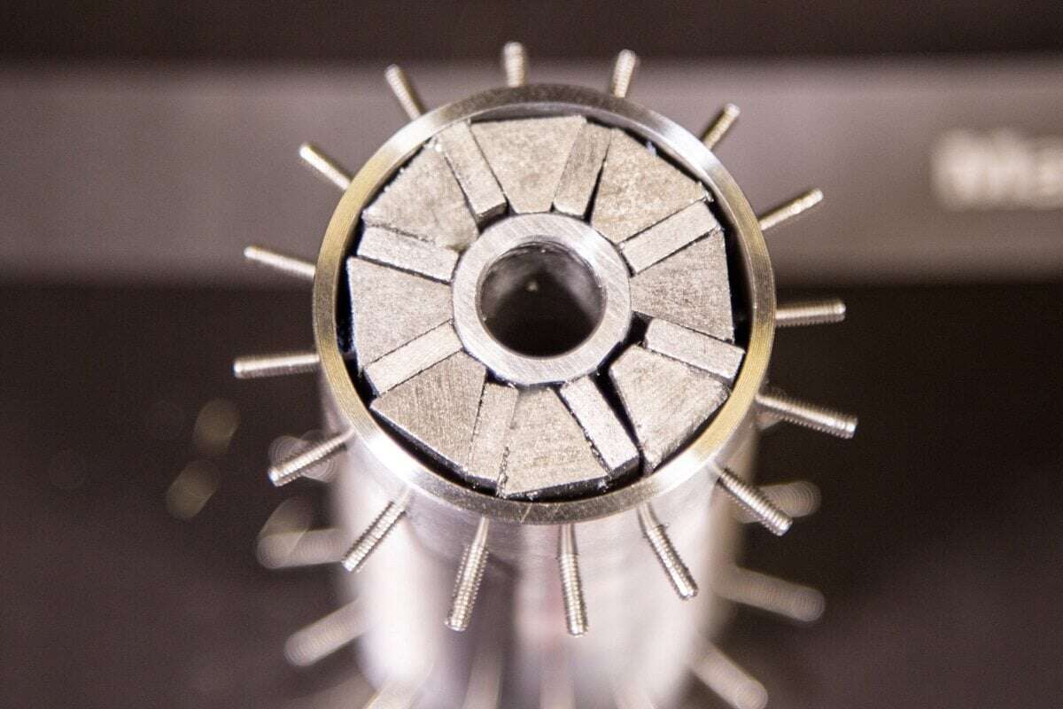 EMagnetsuk's tweet card. An introduction to the Halbach Array, a special arrangement of permanent magnets producing two distinct unique magnetic fields in a magnet assembly