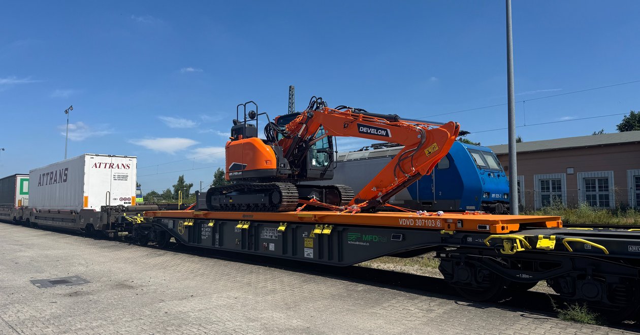 ABZ_News's tweet card. Van der Vlist Logistics B. V. testet den Raupenbagger DX140LCR-7 von Develon für umweltfreundlichen Schienentransport. Das S-Bolster-System spart 60-75% CO2-Emissionen.