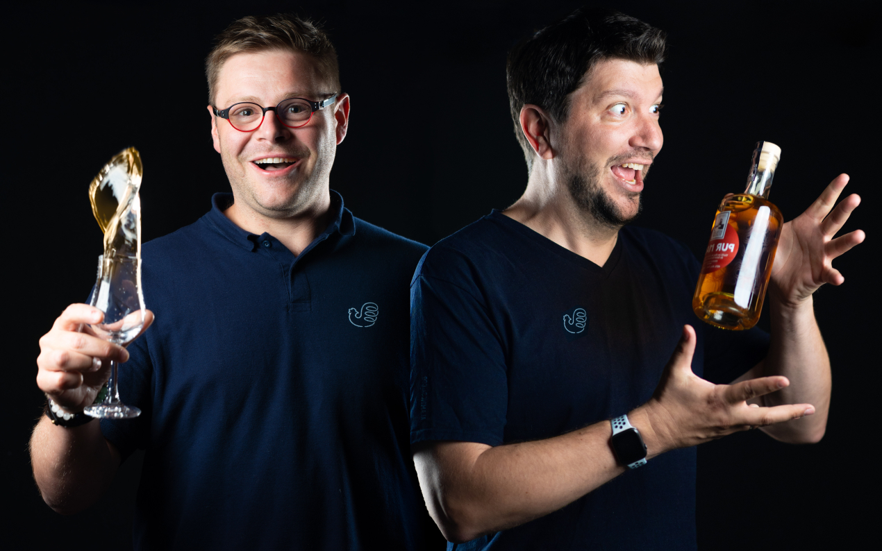 evrard1212's tweet card. Créée en mai dernier par deux Rouennais, Florian Lucas et Mathieu Langlois, la jeune entreprise Les Alambics du Coq vient d’ouvrir une plateforme d’e-commerce dédiée aux alcools français.