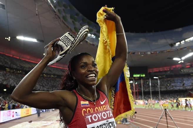 elespectador's tweet card. La atleta colombiana se impuso en Pekín con 14.90 metros y revalidó el título conquistado en Rusia 2013.