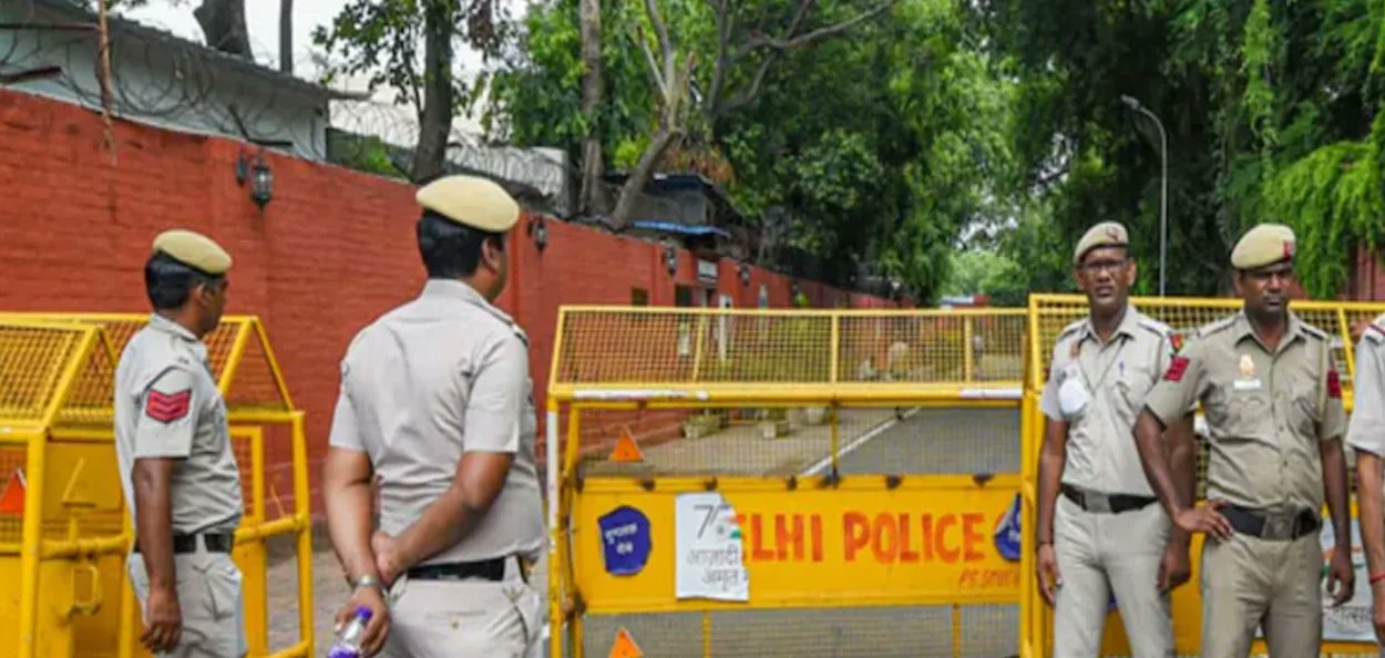 AssamAwaz's tweet card. দিল্লী আৰক্ষীৰ বিশেষ শাখাই নতুন বছৰৰ পূৰ্বে চলোৱা 'অপাৰেচন নিউ ইয়েৰ' অভিযানৰ জৰিয়তে এটা বৃহৎ ড্ৰাগছৰ নেটৱৰ্ক ধ্বংস কৰি ১০০ কোটি টকাৰো অধিক মূল্যৰ ড্ৰাগছ জব্দ কৰিবলৈ সক্ষম হৈছে। অভিযানকালত দিল্লী...