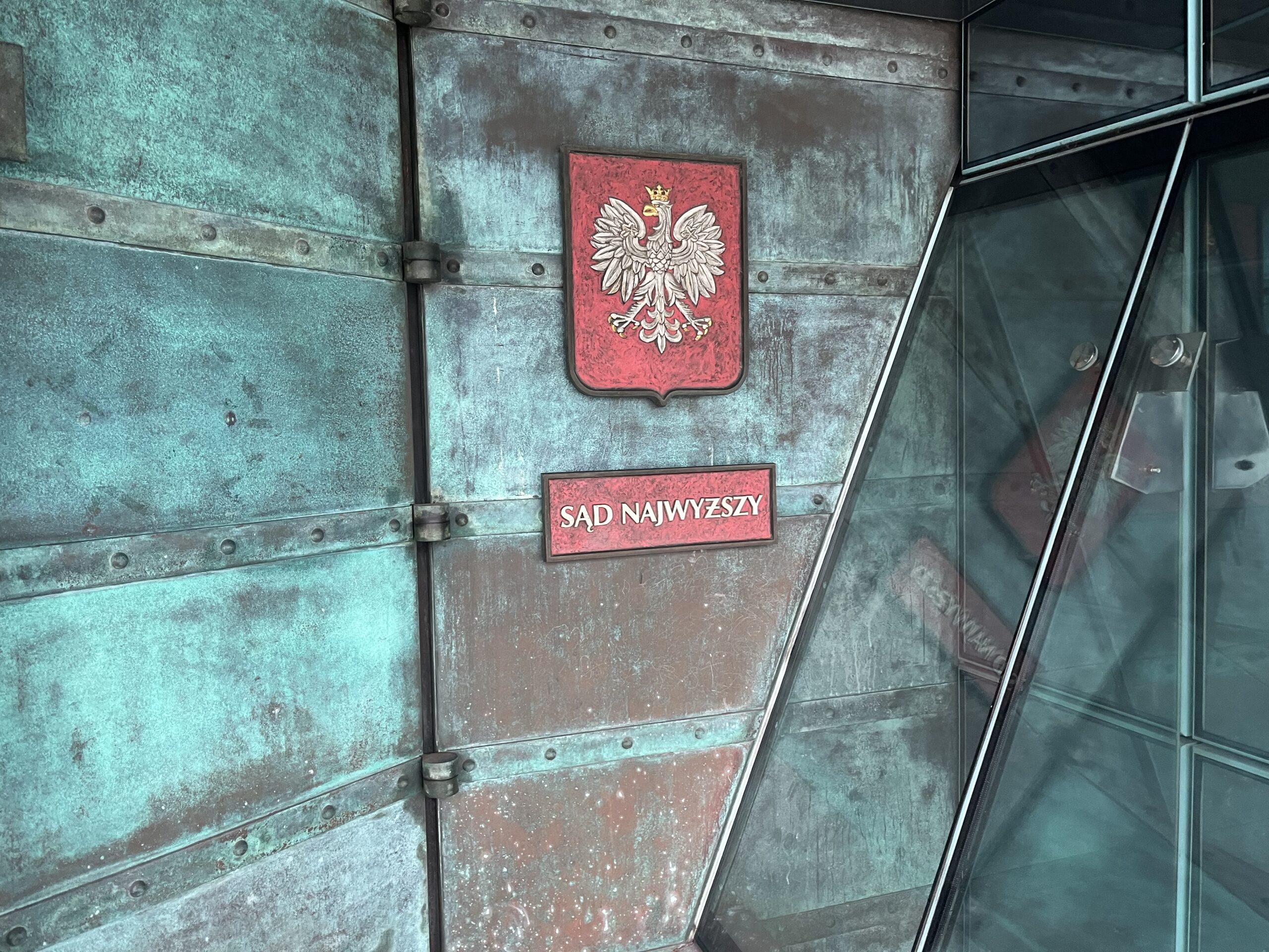 RadioWNET's tweet card. SN nie uznał umocowania "neorzecznika" dyscyplinarnego, powołanego wskutek machinacji Waldemara Żurka i sędzi Joanny Raczkowskiej. Dopuścił za to do sprawy legalnego rzecznika Michała Lasotę.