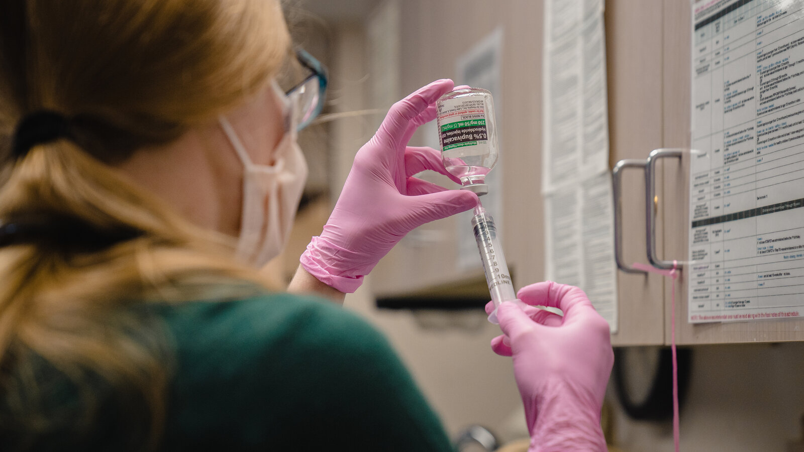 CMAdocs's tweet card. The central issue of the government closure remains unresolved, leaving Republicans under political pressure ahead of the midterms.