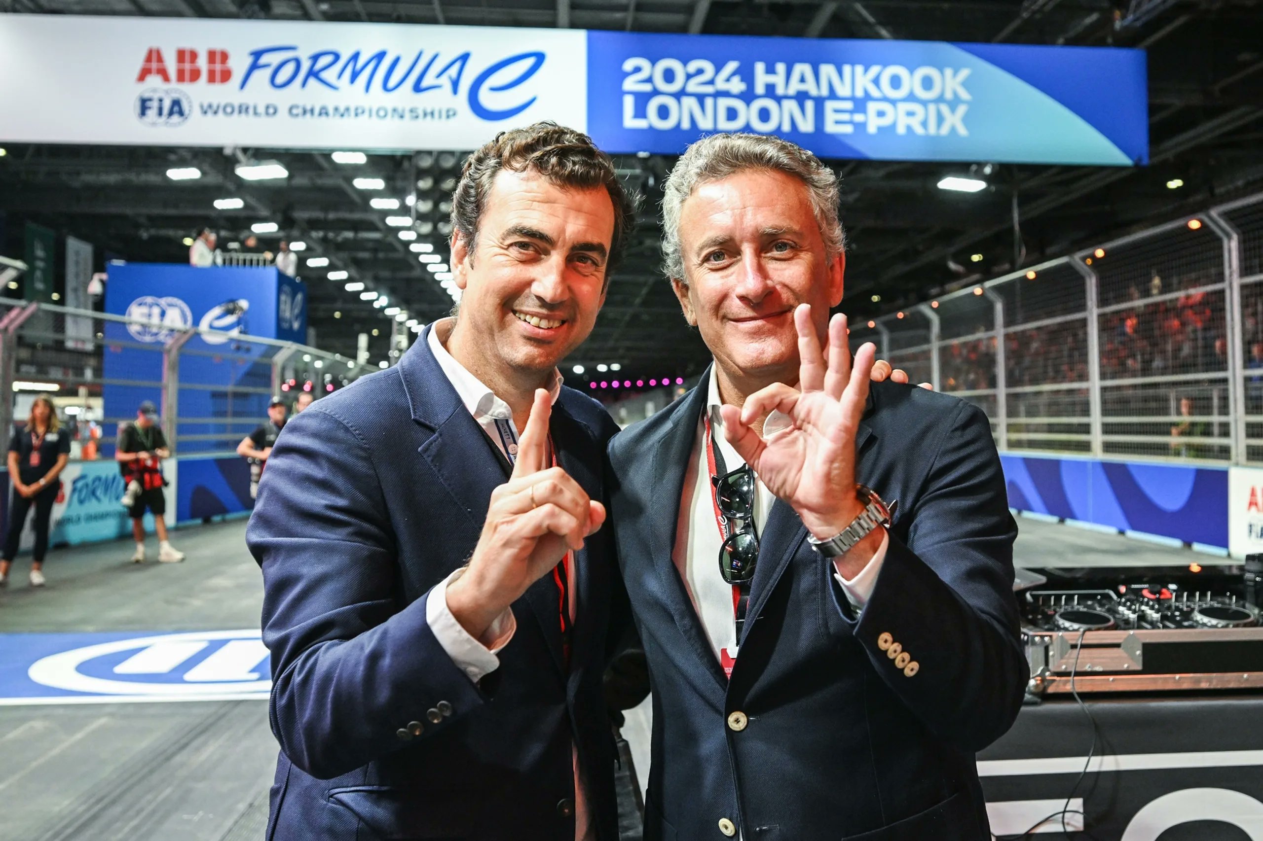 EV_olution_be's tweet card. Chief Championship Officer Alberto Longo onthult ambitieuze plannen voor de toekomst van Formula E. Tegen 2030 wil het elektrische kampioenschap uitbreiden naar 24 races per seizoen, met nieuwe teams...