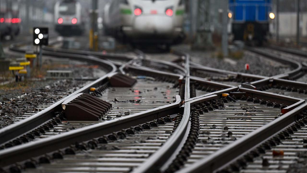 Elektronews's tweet card. Die Deutsche Bahn hat einen Vertrag mit dem saarländischen Hersteller Saarstahl für Schienen aus klimafreundlicher produziertem Stahl abgeschlossen. Erstmal geht es allerdings nur um wenige Strecke...