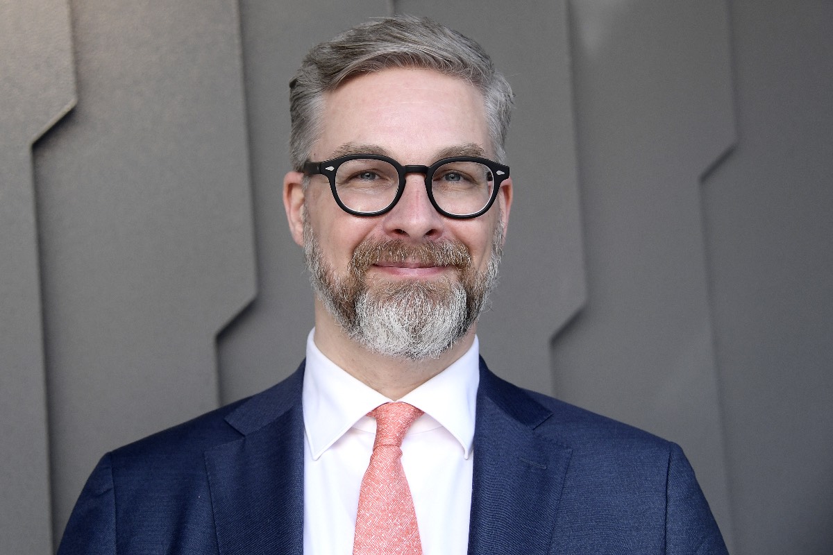 NieuwRechtsNL's tweet card. Advocaat en voormalig D66-Kamerlid Sidney Smeets volgt op X Japanse escortaccounts, in de leeftijd van 18 tot 21 jaar. Ook gaat het om softporno-accounts. Vorig jaar kwam al naar buiten dat Smeets...