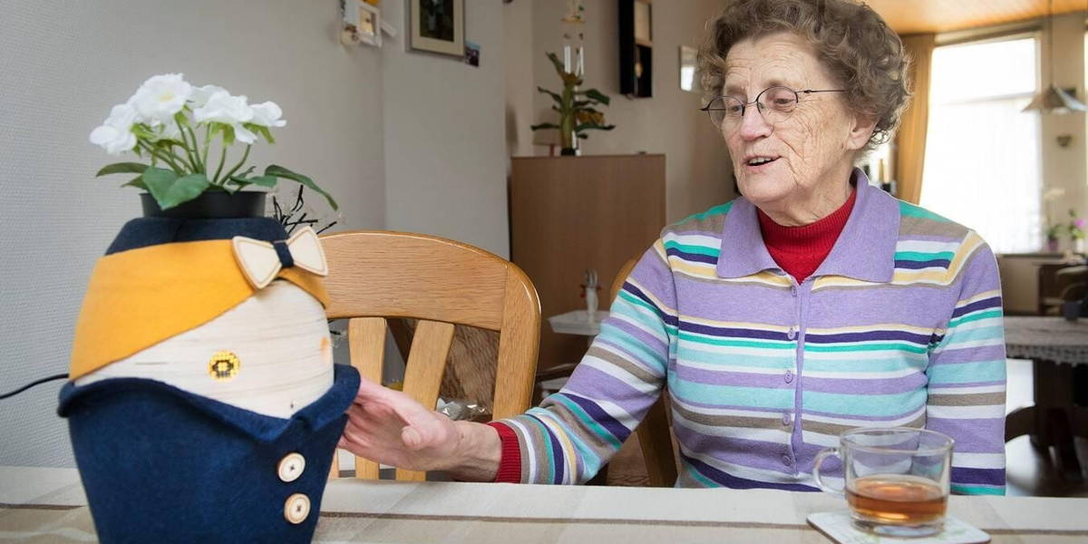 NanoSchaft's tweet card. De Zorgcirkel heeft zorgrobot Tessa structureel ingezet in met behulp van SET-COVID subsidie. Inmiddels worden zo’n 100 cliënten ondersteund door Tessa. De robot doet haar werk goed, want liefst 85%...